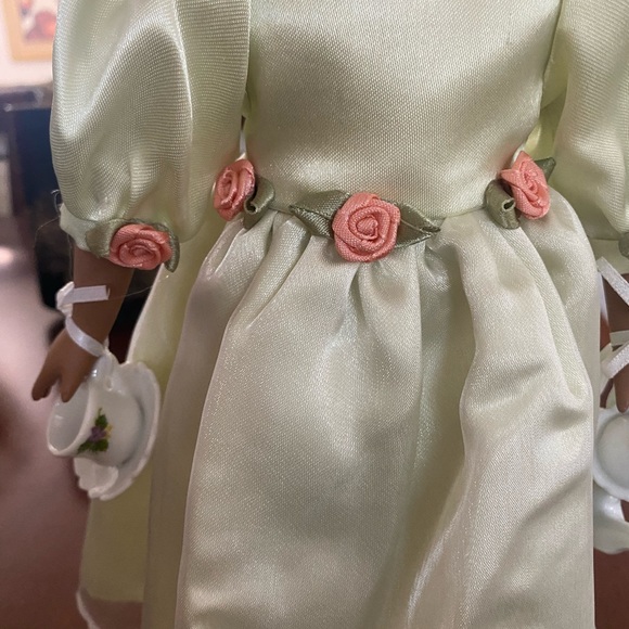 Black porcelain doll on stand - Picture 16 of 16